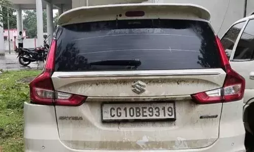 सायरन की आवाज से खेत में उतारी कार, मिला 30 लाख का गांजा सायरन की आवाज से खेत में उतारी कार, मिला 30 लाख का गांजा