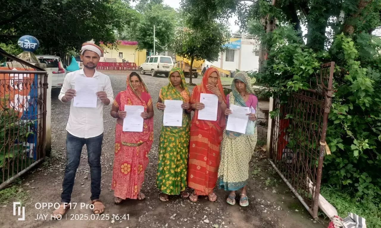 फर्जी दस्तावेजों का इस्तेमाल कर किया गया समूहों का निर्माण, शिकायत करने पुलिस चौकी पहुंचीं महिलाएं फर्जी दस्तावेजों का इस्तेमाल कर किया गया समूहों का निर्माण, शिकायत करने पुलिस चौकी पहुंचीं महिलाएं