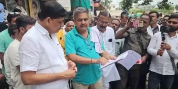 लिंगायत समुदाय को श्मशान भूमि नहीं मिली, नगर परिषद के सामने शव रखकर प्रदर्शन लिंगायत समुदाय को श्मशान भूमि नहीं मिली, नगर परिषद के सामने शव रखकर प्रदर्शन