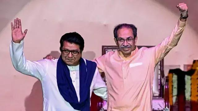 ठाकरे बंधुओं में नजदीकियां बढ़ीं - उद्धव के जन्मदिन पर मातोश्री पहुंचे राज, गले मिलकर दी बधाई ठाकरे बंधुओं में नजदीकियां बढ़ीं - उद्धव के जन्मदिन पर मातोश्री पहुंचे राज, गले मिलकर दी बधाई