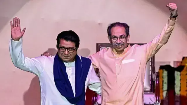ठाकरे बंधुओं में नजदीकियां बढ़ीं - उद्धव के जन्मदिन पर मातोश्री पहुंचे राज, गले मिलकर दी बधाई