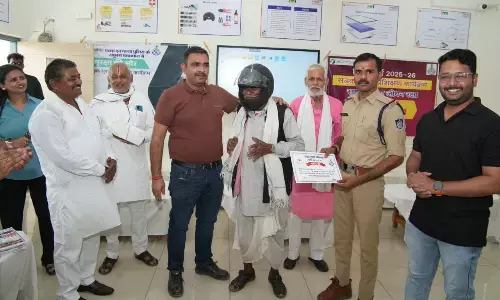 सड़क सुरक्षा के प्रति लोगों को जागरूक करने २५० लोगों को वितरित किए गए हेलमेट