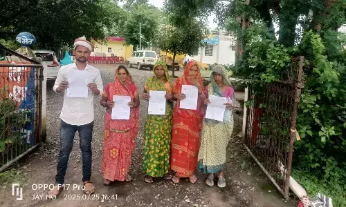 फर्जी दस्तावेजों का इस्तेमाल कर किया गया समूहों का निर्माण, शिकायत करने पुलिस चौकी पहुंचीं महिलाएं