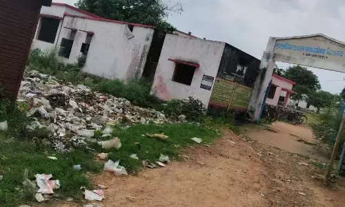 विद्यालय के सामने कचरा और गंदगी से छात्र-छात्राओं की बढ़ी परेशानी