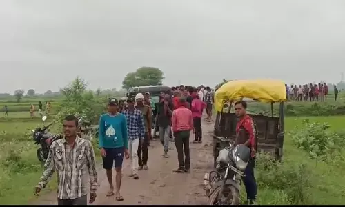 ट्रैक्टर ट्रॉली पलटने से दो दर्जन से अधिक मजदूर घायल, गंभीर रूप से घायल दस लोगों को पवई अस्पताल से जिला चिकित्सालय किया गया रेफर