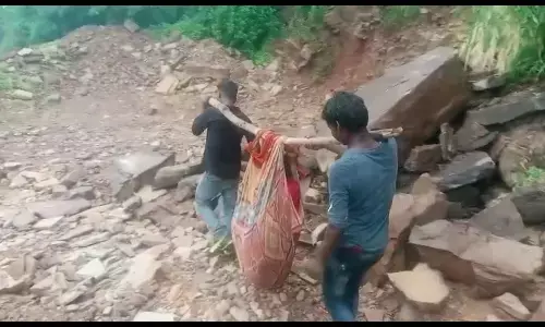 गर्भवती को पोटली में बांधकर पथरीले रास्ते से अस्पताल लेकर पहुंचे परिजन गर्भवती को पोटली में बांधकर पथरीले रास्ते से अस्पताल लेकर पहुंचे परिजन