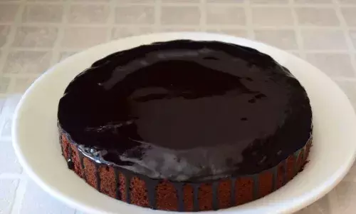 इस फ्रेंडशिप डे पर अपने दोस्त को करना है खुश, तो अपने हाथों से घर पर बनाएं ये खास चॉकलेट केक, खाकर सभी दोस्त हो जाएंगे खुश!