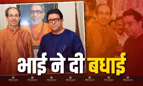 उद्धव ठाकरे के जन्मदिन पर 13 साल बाद मातोश्री में नजर आए दोनों भाई, राज ठाकरे ने बुके देकर भाई को बर्थडे किया विश