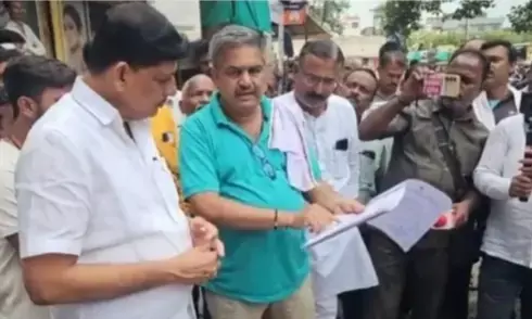लिंगायत समुदाय को श्मशान भूमि नहीं मिली, नगर परिषद के सामने शव रखकर प्रदर्शन लिंगायत समुदाय को श्मशान भूमि नहीं मिली, नगर परिषद के सामने शव रखकर प्रदर्शन