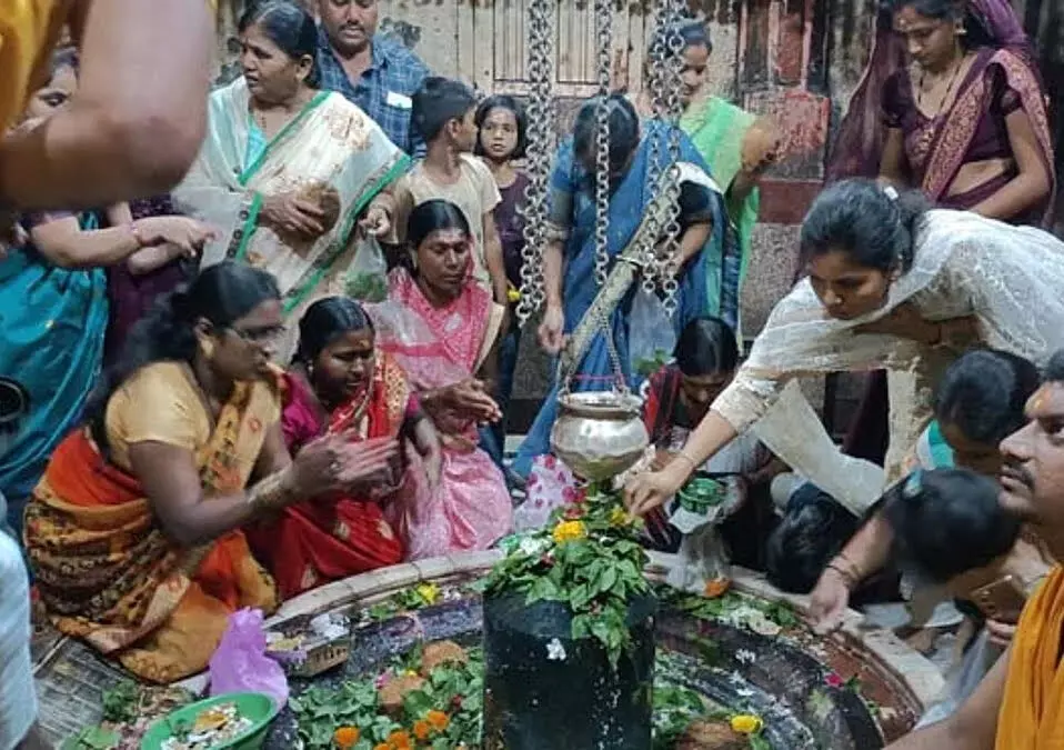 श्रद्धा और आस्था से मनाया गया श्रावन का पहला सोमवार, लंबी कतारों में लगे थे भक्त श्रद्धा और आस्था से मनाया गया श्रावन का पहला सोमवार, लंबी कतारों में लगे थे भक्त