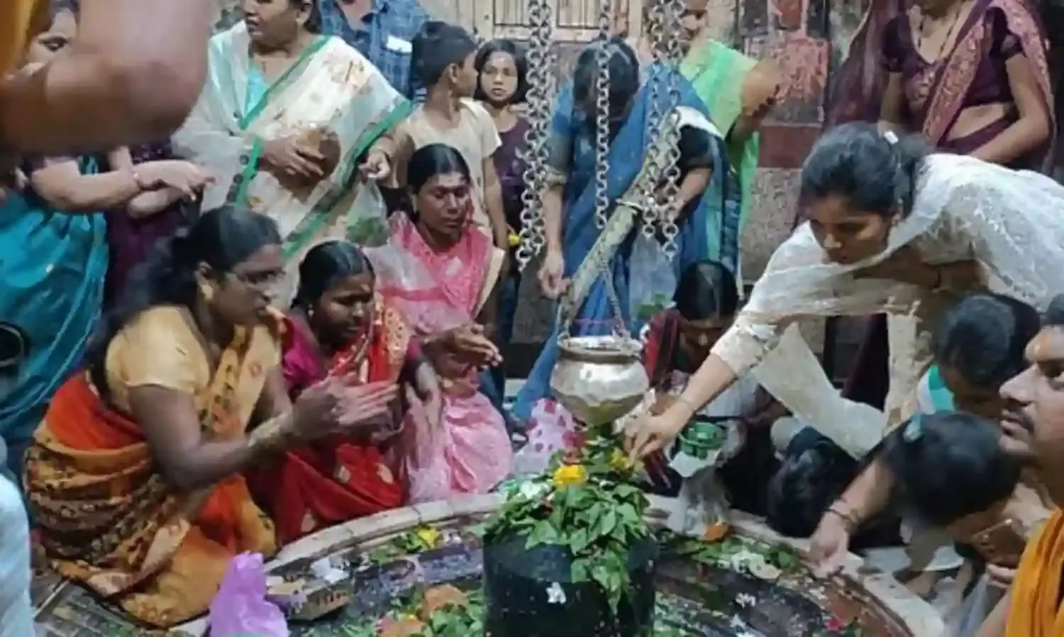 श्रद्धा और आस्था से मनाया गया श्रावन का पहला सोमवार, लंबी कतारों में लगे थे भक्त