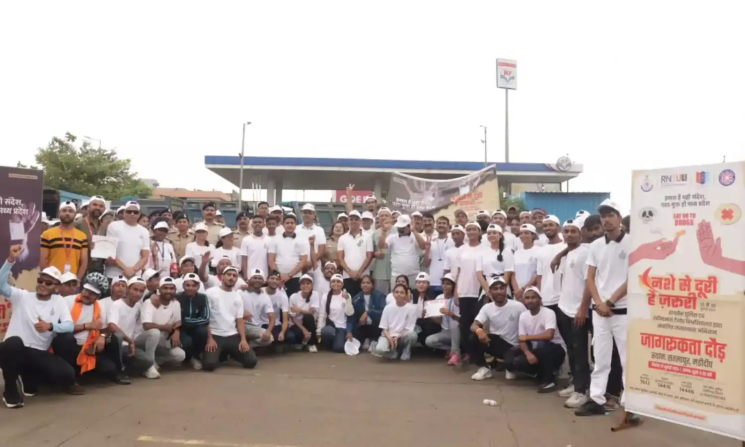 रायसेन पुलिस एवं रबीन्द्रनाथ टैगोर विश्वविद्यालय के संयुक्त तत्वावधान में नशे के खिलाफ लोगों ने लगाई दौड़