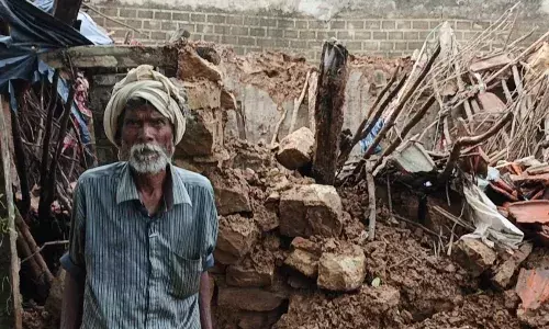 बारिश बनी आफत, कच्चा मकान ढहा, मलबे में फंसे वृद्ध और नाती को सुरक्षित निकालकर बचाई गई जान बारिश बनी आफत, कच्चा मकान ढहा, मलबे में फंसे वृद्ध और नाती को सुरक्षित निकालकर बचाई गई जान