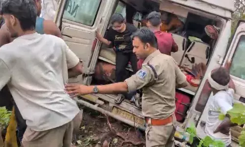 ट्रैवलर वाहन अनियंत्रित होकर खेत में घुसा, शाहनगर नगर निरीक्षक मनोज यादव ने की मदद ट्रैवलर वाहन अनियंत्रित होकर खेत में घुसा, शाहनगर नगर निरीक्षक मनोज यादव ने की मदद