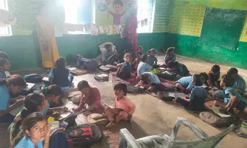 जान हथेली पर रखकर पढ रहे नौंनिहाल, चितारबरा स्कूल भवन बना मौत का कुआं, प्रशासन बेखबर जान हथेली पर रखकर पढ रहे नौंनिहाल, चितारबरा स्कूल भवन बना मौत का कुआं, प्रशासन बेखबर