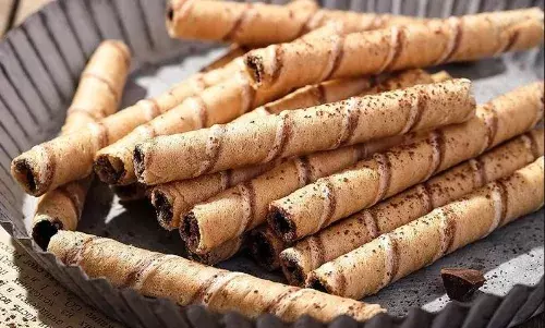 दोस्तों को फील करवाना चाहते हैं स्पेशल तो, उनके लिए बनाएं टेस्टी एंड क्रिस्पी चॉकलेट वेफर रोल, जान लें रेसिपी