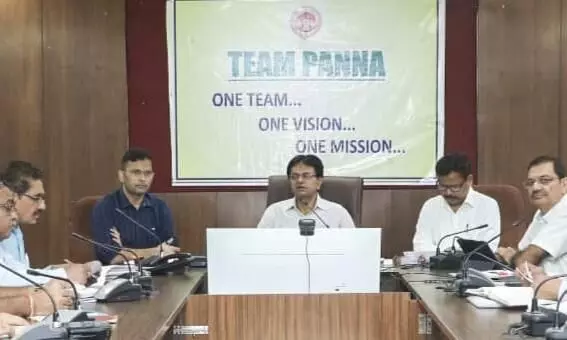 कलेक्टर की अध्यक्षता में हुई जिला सडक सुरक्षा समिति की बैठक कलेक्टर की अध्यक्षता में हुई जिला सडक सुरक्षा समिति की बैठक