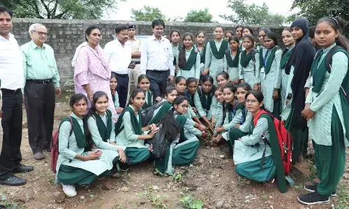 कलेक्टर ने छात्राओं के साथ किया पौधरोपण, निर्माणाधीन कन्या महाविद्यालय भवन का लिया जायजा