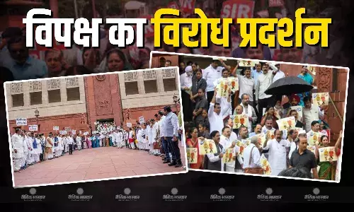 SIR को लेकर संसद के बाहर INDI गठबंधन का प्रदर्शन, हाथों में बैनर लेकर सरकार के खिलाफ लगाए जोरदार नारे