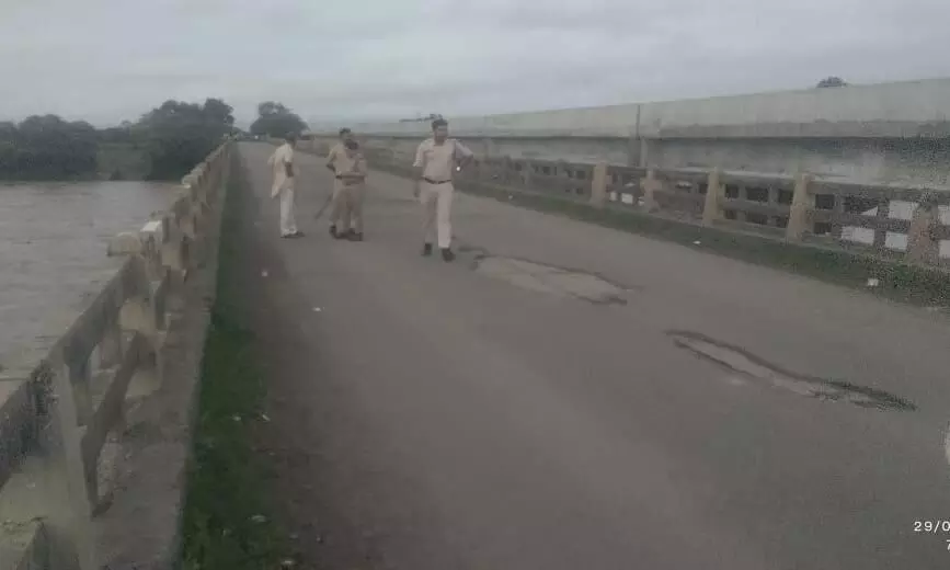 पन्ना-दमोह मुख्य मार्ग पर स्थित व्यारमा नदीं पुल तत्काल प्रभाव से बंद पन्ना-दमोह मुख्य मार्ग पर स्थित व्यारमा नदीं पुल तत्काल प्रभाव से बंद