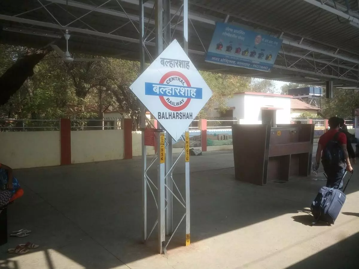 बल्लारशाह स्टेशन पर खाद्य वस्तुओं की ज्यादा कीमत वसूलने का मामला, 35 हजार का लगा जुर्माना बल्लारशाह स्टेशन पर खाद्य वस्तुओं की ज्यादा कीमत वसूलने का मामला, 35 हजार का लगा जुर्माना
