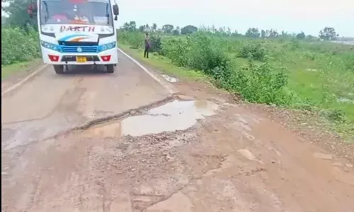 गढ्ढा बना परेशानी का सबब, नहीं चेत रहा प्रशासन