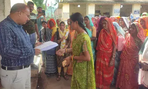 फर्जी शिकायतों के विरोध में स्वसहायता समूह की महिलाओं ने जताया विरोध