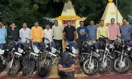 अमरावती में पुलिस ने शातिर चोर से 9 दोपहिया किया बरामद अमरावती में पुलिस ने शातिर चोर से 9 दोपहिया किया बरामद