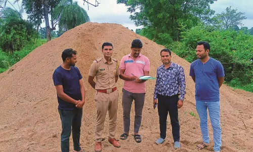 भंडारा में अवैध रेत संग्रहण पर मारा छापा, रेत सहित लाखों का माल जब्त