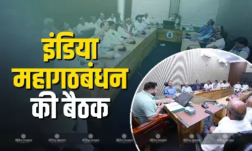 राजद नेता तेजस्वी यादव के आवास पर इंडिया गठबंधन की हुई बैठक, डबल इंजन की सरकार पर साधा निशाना राजद नेता तेजस्वी यादव के आवास पर इंडिया गठबंधन की हुई बैठक, डबल इंजन की सरकार पर साधा निशाना