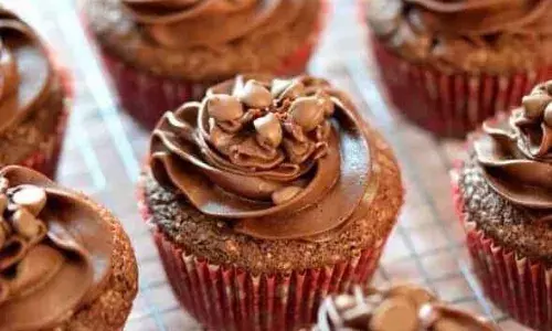 अपने दोस्तों को कप केक खिलाकर करें फ्रेंडशिप डे विश, यहां जानें कप केक की आसान और शानदार रेसिपी अपने दोस्तों को कप केक खिलाकर करें फ्रेंडशिप डे विश, यहां जानें कप केक की आसान और शानदार रेसिपी