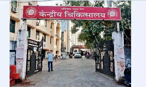 डॉक्टर चैंबर से कर्मचारी चूहा नहीं भगा पाया, मिला नोटिस