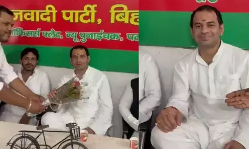 आरजेडी से निष्कासित तेज प्रताप यादव पहुंचे सपा दफ्तर, लखनऊ में होगी अखिलेश यादव से मुलाकात आरजेडी से निष्कासित तेज प्रताप यादव पहुंचे सपा दफ्तर, लखनऊ में होगी अखिलेश यादव से मुलाकात