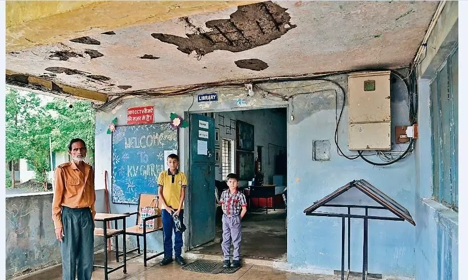 कक्षा सातवीं की छात्रा के बगल में गिरा छत का प्लास्टर, कई कमरों में टपक रहा पानी कक्षा सातवीं की छात्रा के बगल में गिरा छत का प्लास्टर, कई कमरों में टपक रहा पानी