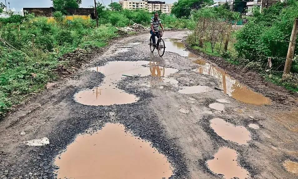 सड़क पर चलना हुआ मुश्किल, गड्ढों में गिरकर घायल हो रहे राहगीर सड़क पर चलना हुआ मुश्किल, गड्ढों में गिरकर घायल हो रहे राहगीर