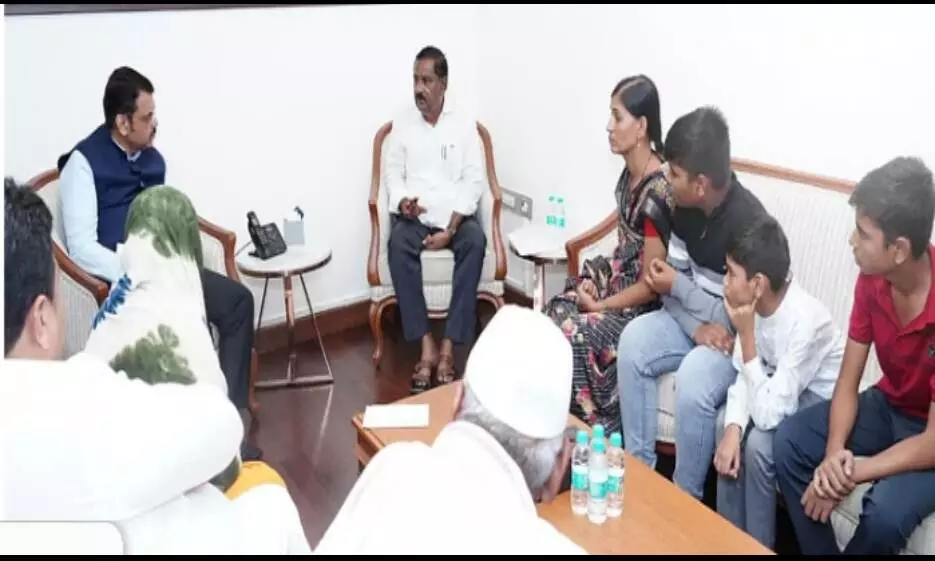 ज्ञानेश्वरी मुंडे के परिवार की मुख्यमंत्री से हुई मुलाकात, महादेव मामले में भावुक हुए सीएम ज्ञानेश्वरी मुंडे के परिवार की मुख्यमंत्री से हुई मुलाकात, महादेव मामले में भावुक हुए सीएम