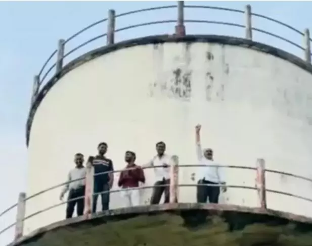 खेत जाने के लिए रस्ता खुलवाने की मांग, पानी की टंकी पर किसानों का प्रदर्शन खेत जाने के लिए रस्ता खुलवाने की मांग, पानी की टंकी पर किसानों का प्रदर्शन
