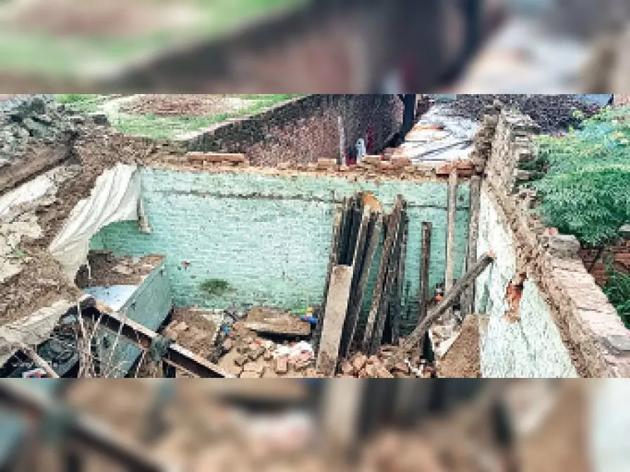 मकान की छत गिरने से 2 महिलाएं दबी, हालात गंभीर - नुकसान की भरपाई के लिए गुहार मकान की छत गिरने से 2 महिलाएं दबी, हालात गंभीर - नुकसान की भरपाई के लिए गुहार