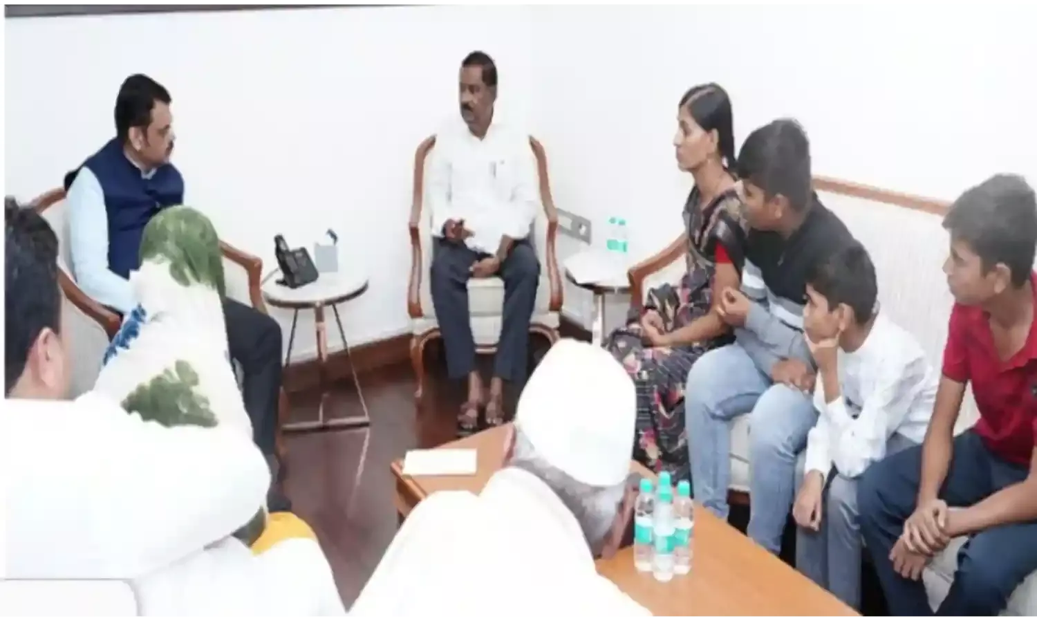 ज्ञानेश्वरी मुंडे के परिवार की मुख्यमंत्री से हुई मुलाकात, महादेव मामले में भावुक हुए सीएम