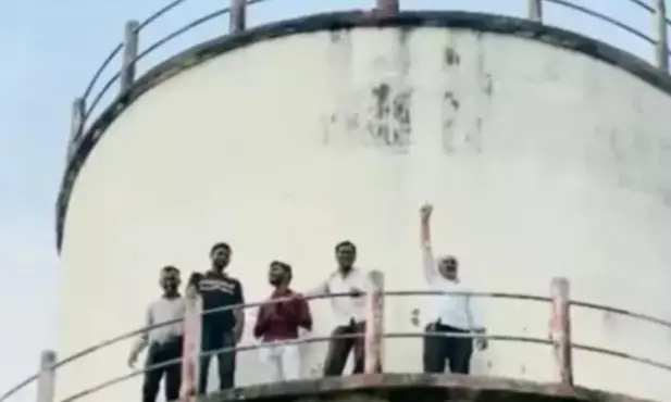 खेत जाने के लिए रस्ता खुलवाने की मांग, पानी की टंकी पर किसानों का प्रदर्शन