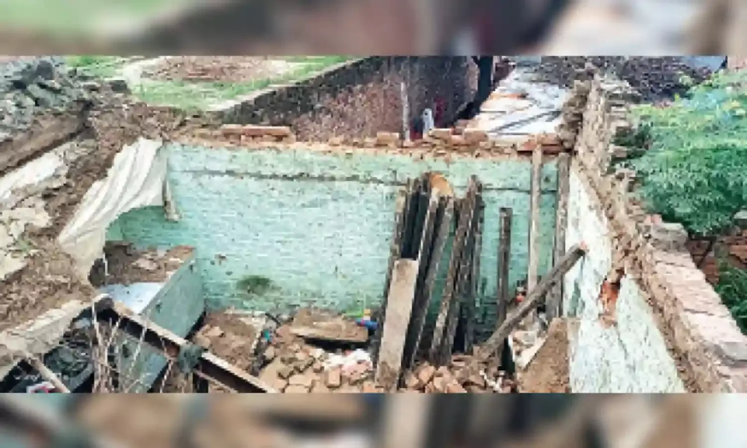 मकान की छत गिरने से 2 महिलाएं दबी, हालात गंभीर - नुकसान की भरपाई के लिए गुहार