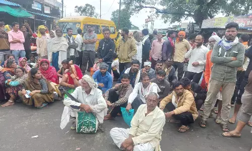 यूरिया के लिए सड़क पर उतरे किसान, अमरवाड़ा-सिंगोड़ी में प्रदर्शन यूरिया के लिए सड़क पर उतरे किसान, अमरवाड़ा-सिंगोड़ी में प्रदर्शन