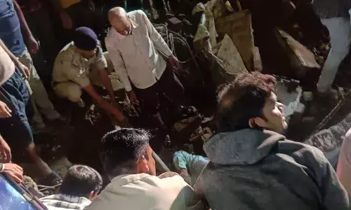 बाथरूम की दीवार धंसकी, महिला दबी, रेस्क्यू कर निकाला बाथरूम की दीवार धंसकी, महिला दबी, रेस्क्यू कर निकाला