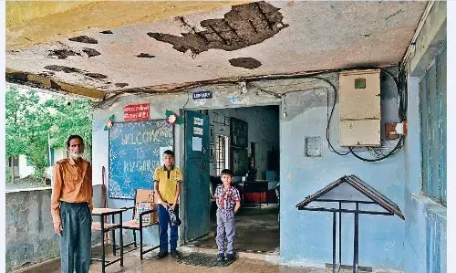 कक्षा सातवीं की छात्रा के बगल में गिरा छत का प्लास्टर, कई कमरों में टपक रहा पानी