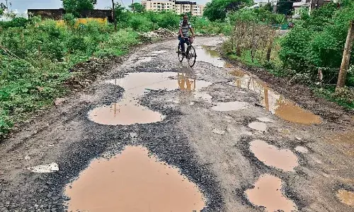 सड़क पर चलना हुआ मुश्किल, गड्ढों में गिरकर घायल हो रहे राहगीर