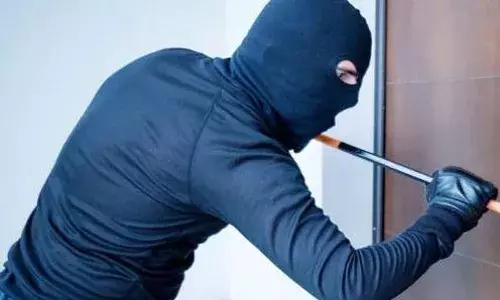 टीचर के ऊपर आ गई ऐसी मजबूरी जो उसको बनना पड़ा चोर, जानकर पुलिस भी रह गई भौंचक्की! टीचर के ऊपर आ गई ऐसी मजबूरी जो उसको बनना पड़ा चोर, जानकर पुलिस भी रह गई भौंचक्की!