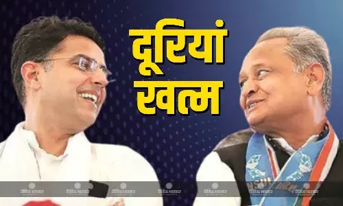 लोकतंत्र पर मंडरा रहा खतरा गहलोत के पोस्टर पर नहीं दिखा पायलट का फोटो, राजस्थान के पूर्व सीएम ने कही ये बात लोकतंत्र पर मंडरा रहा खतरा गहलोत के पोस्टर पर नहीं दिखा पायलट का फोटो, राजस्थान के पूर्व सीएम ने कही ये बात