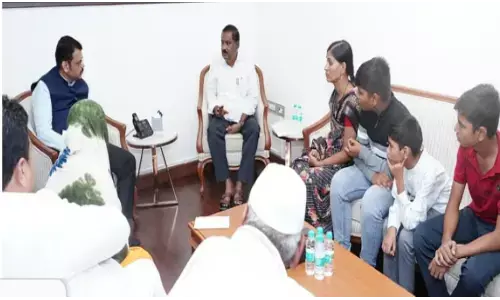 ज्ञानेश्वरी मुंडे के परिवार की मुख्यमंत्री से हुई मुलाकात, महादेव मामले में भावुक हुए सीएम ज्ञानेश्वरी मुंडे के परिवार की मुख्यमंत्री से हुई मुलाकात, महादेव मामले में भावुक हुए सीएम
