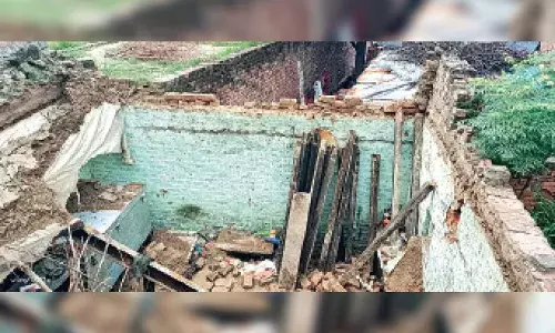 मकान की छत गिरने से 2 महिलाएं दबी, हालात गंभीर - नुकसान की भरपाई के लिए गुहार मकान की छत गिरने से 2 महिलाएं दबी, हालात गंभीर - नुकसान की भरपाई के लिए गुहार