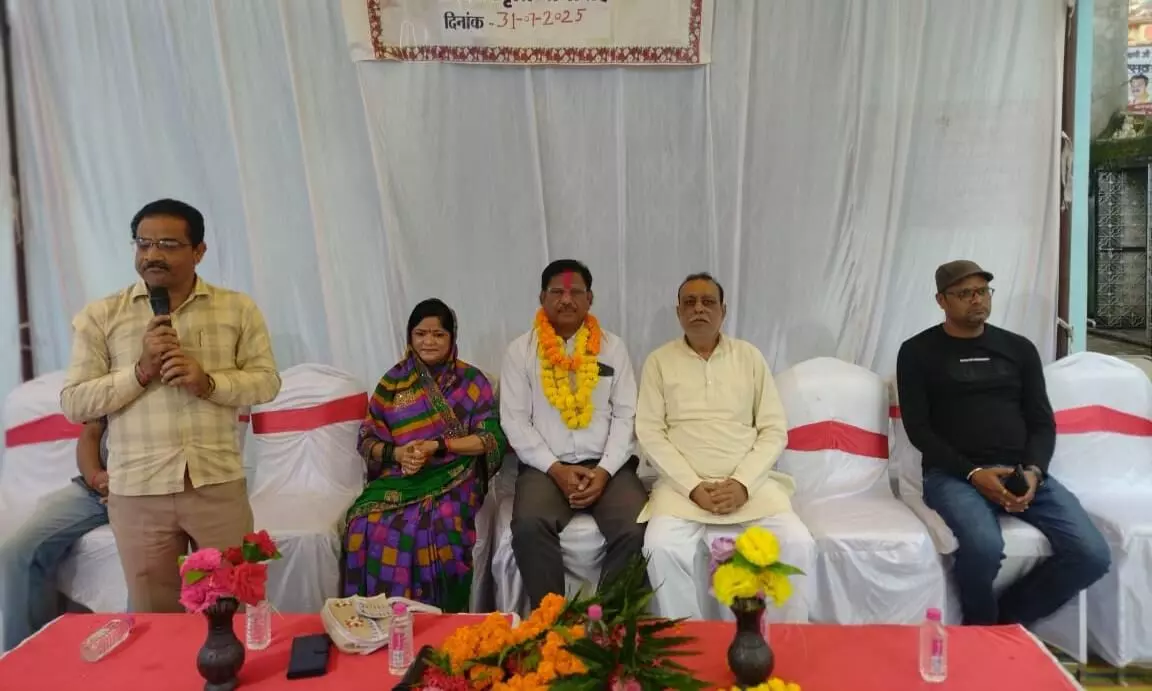 नपा के स्थापना प्रभारी की सेवानिवृत्ति पर दी गई भावभीनी विदाई नपा के स्थापना प्रभारी की सेवानिवृत्ति पर दी गई भावभीनी विदाई